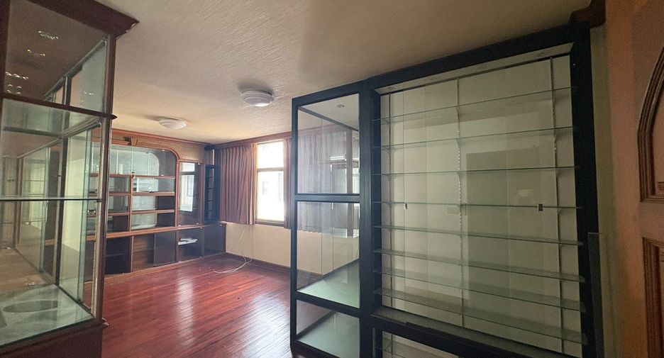 For rent 8 bedrooms townhouse in Watthana, Bangkok