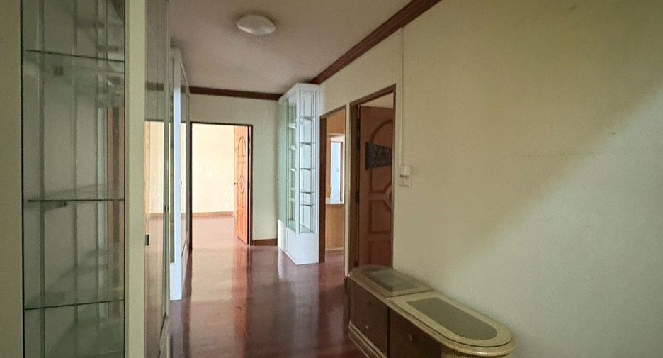 For rent 8 bedrooms townhouse in Watthana, Bangkok