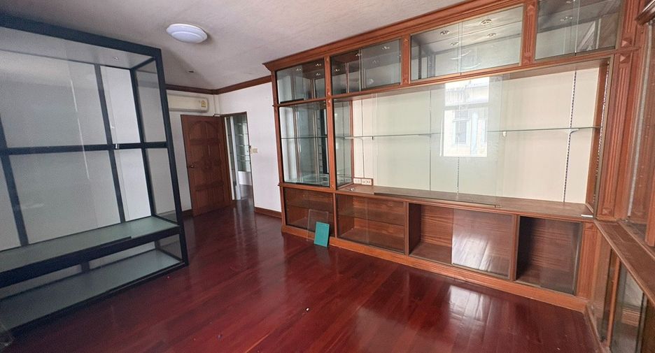 For rent 8 bedrooms townhouse in Watthana, Bangkok