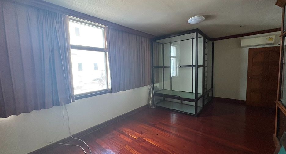 For rent 8 bedrooms townhouse in Watthana, Bangkok