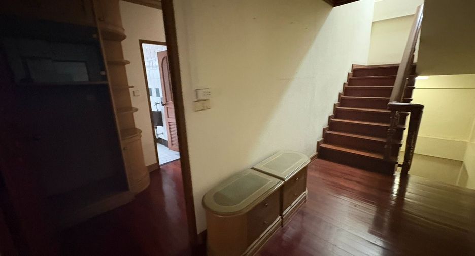 For rent 8 bedrooms townhouse in Watthana, Bangkok