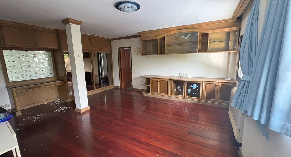 For rent 8 bedrooms townhouse in Watthana, Bangkok