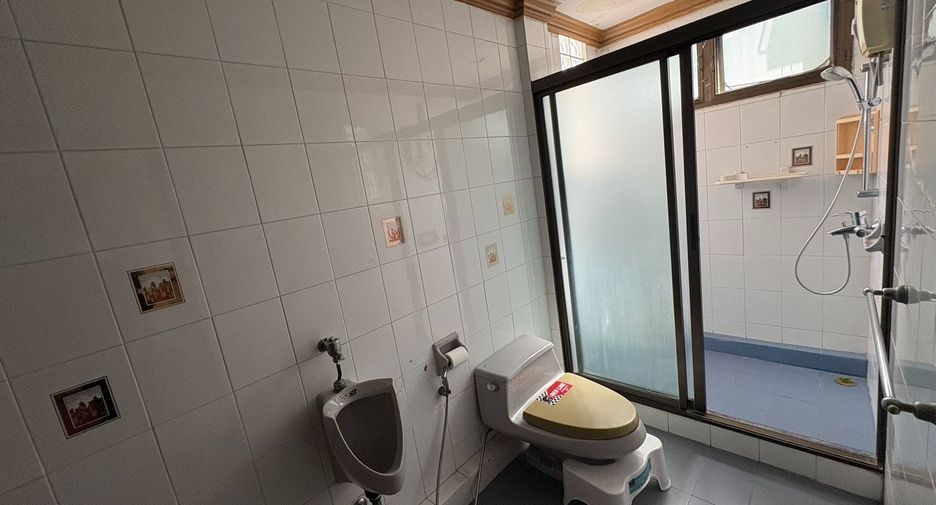 For rent 8 bedrooms townhouse in Watthana, Bangkok