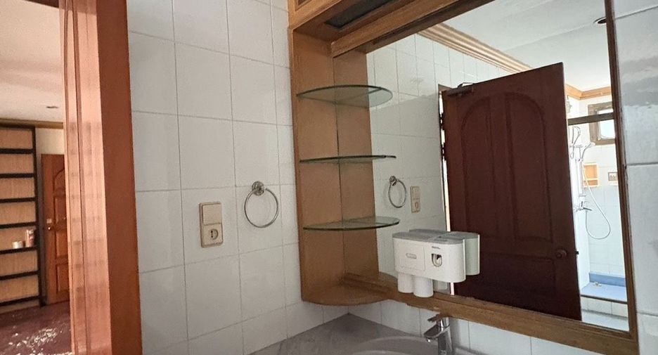 For rent 8 bedrooms townhouse in Watthana, Bangkok