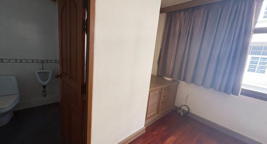 For rent 8 bedrooms townhouse in Watthana, Bangkok