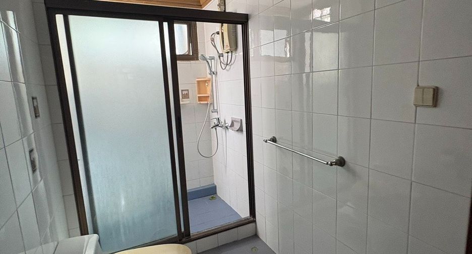 For rent 8 bedrooms townhouse in Watthana, Bangkok