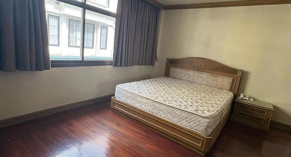 For rent 8 bedrooms townhouse in Watthana, Bangkok
