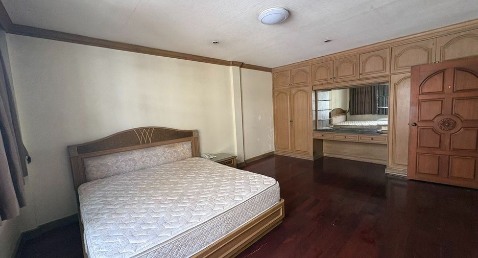 For rent 8 bedrooms townhouse in Watthana, Bangkok
