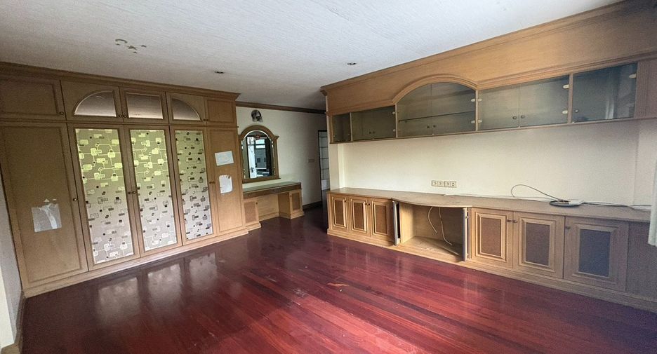 For rent 8 bedrooms townhouse in Watthana, Bangkok
