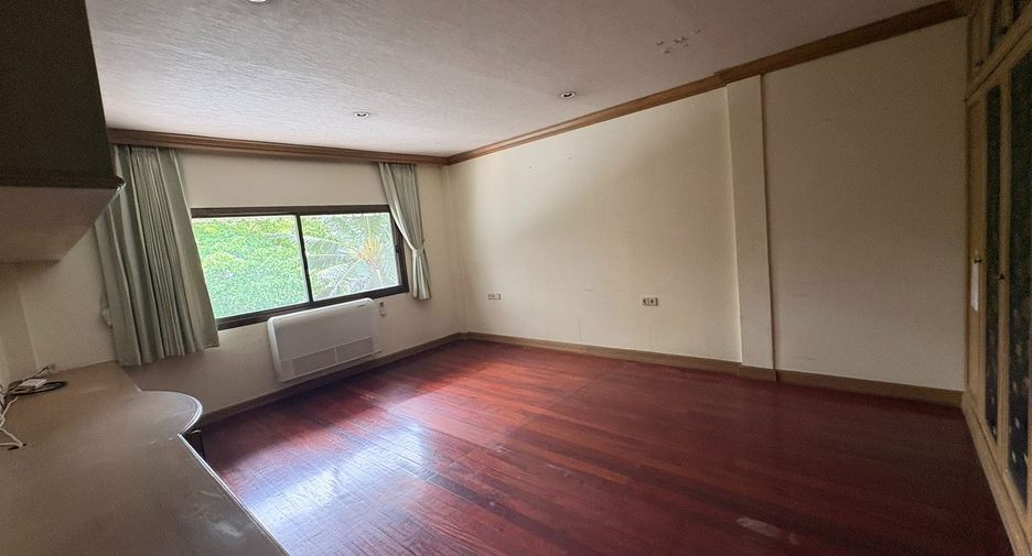 For rent 8 bedrooms townhouse in Watthana, Bangkok