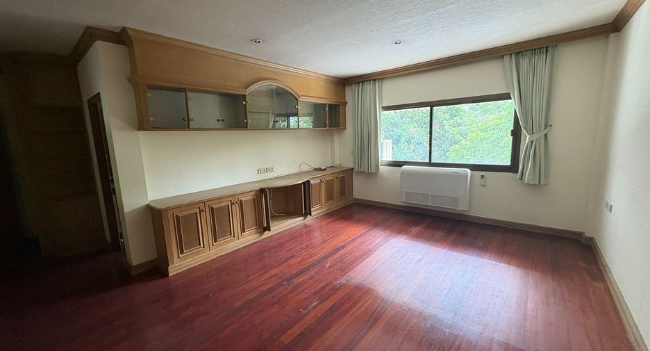 For rent 8 bedrooms townhouse in Watthana, Bangkok