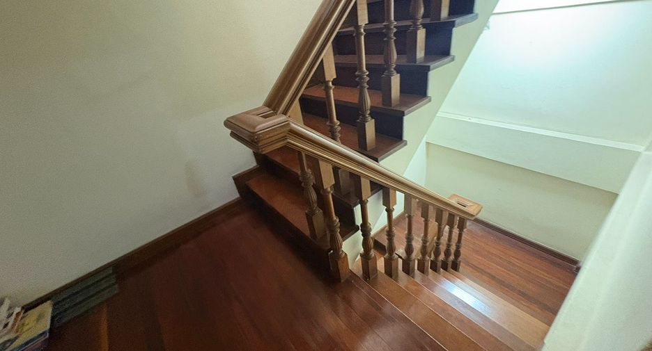 For rent 8 bedrooms townhouse in Watthana, Bangkok