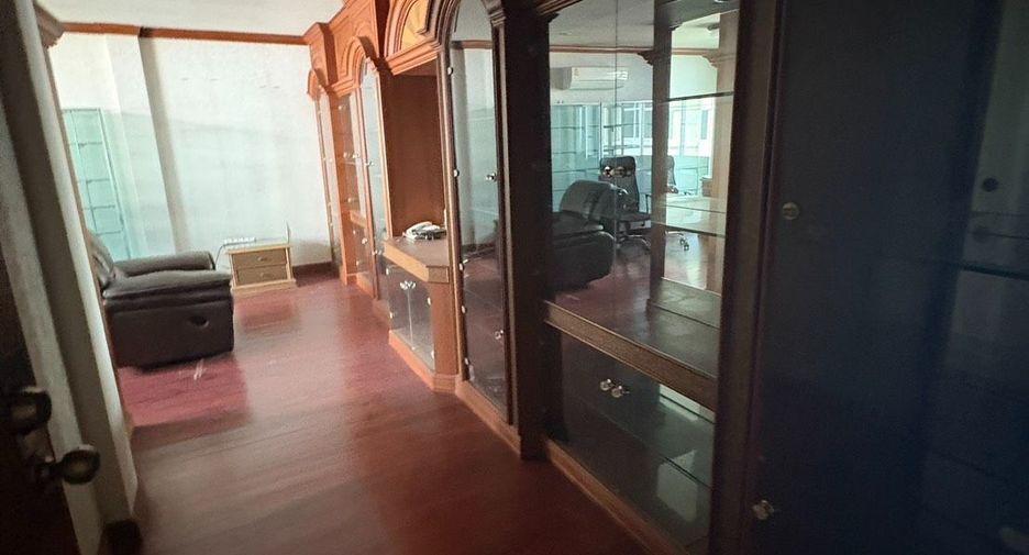 For rent 8 bedrooms townhouse in Watthana, Bangkok