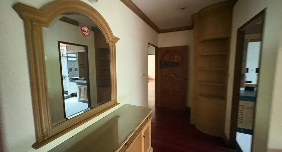 For rent 8 bedrooms townhouse in Watthana, Bangkok
