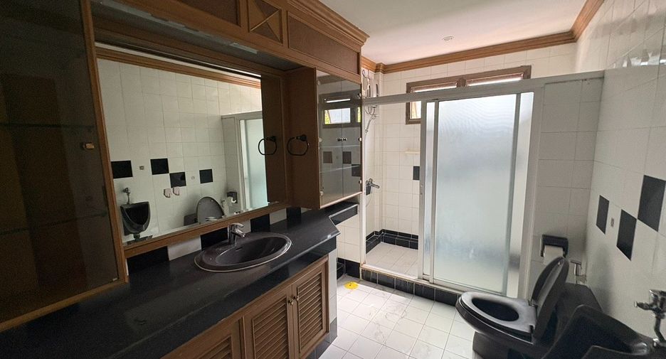 For rent 8 bedrooms townhouse in Watthana, Bangkok