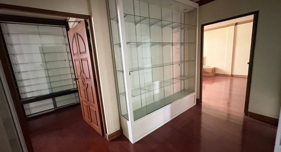 For rent 8 bedrooms townhouse in Watthana, Bangkok