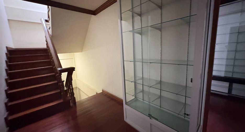 For rent 8 bedrooms townhouse in Watthana, Bangkok