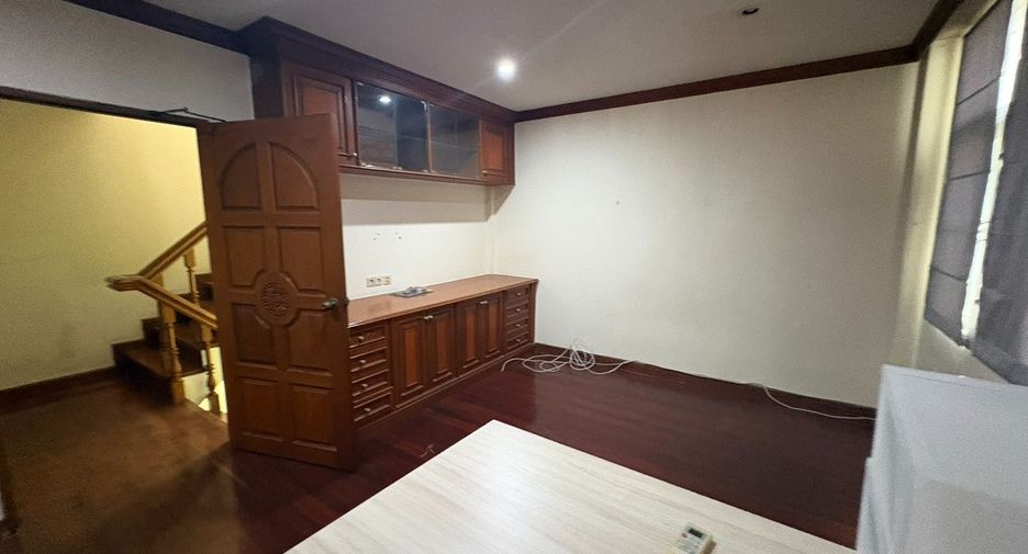 For rent 8 bedrooms townhouse in Watthana, Bangkok