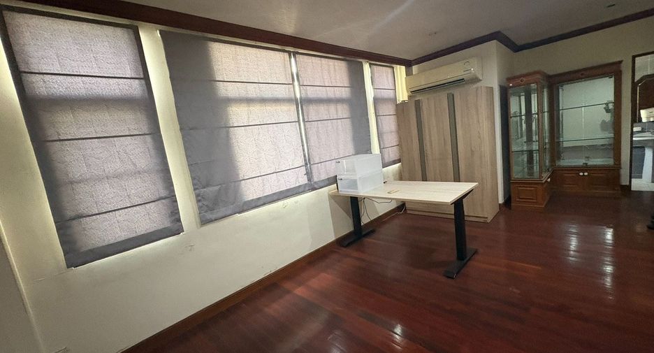 For rent 8 bedrooms townhouse in Watthana, Bangkok