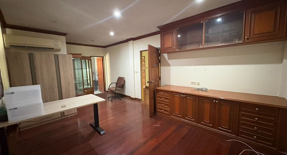 For rent 8 bedrooms townhouse in Watthana, Bangkok