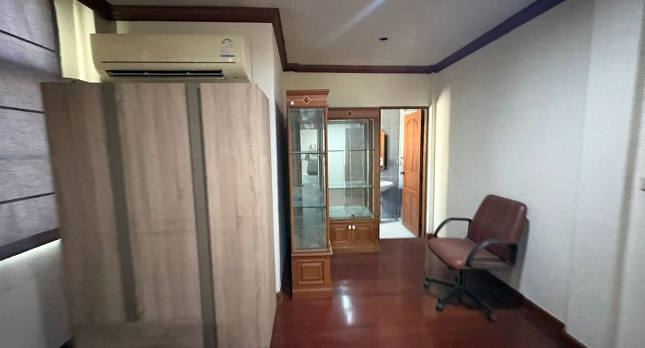 For rent 8 bedrooms townhouse in Watthana, Bangkok