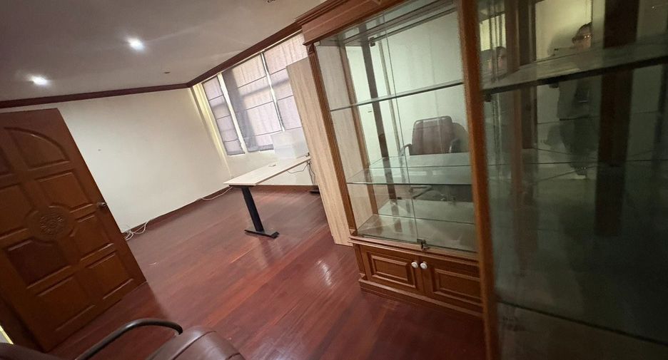 For rent 8 bedrooms townhouse in Watthana, Bangkok