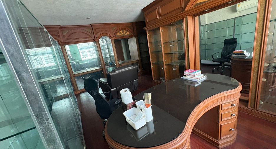 For rent 8 bedrooms townhouse in Watthana, Bangkok