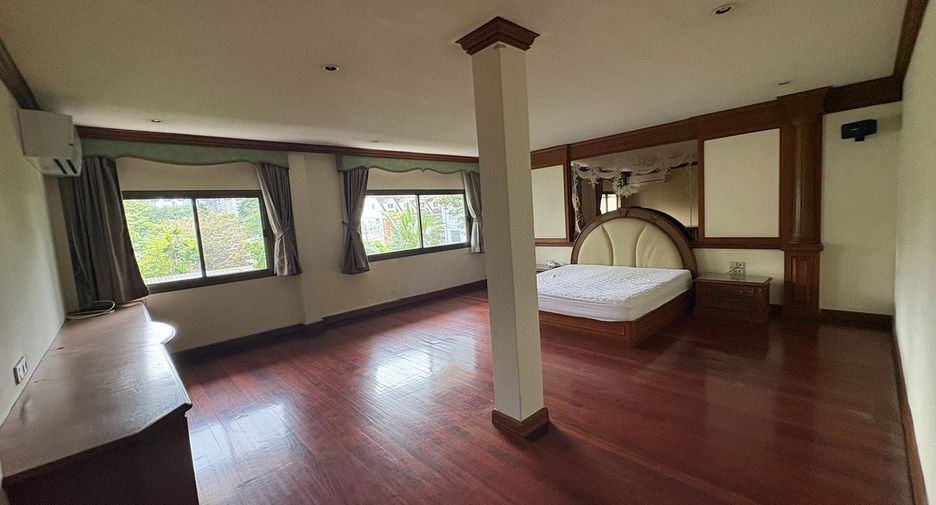 For rent 8 bedrooms townhouse in Watthana, Bangkok