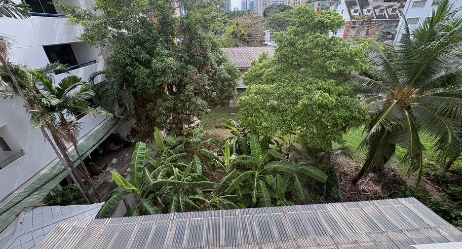 For rent 8 bedrooms townhouse in Watthana, Bangkok