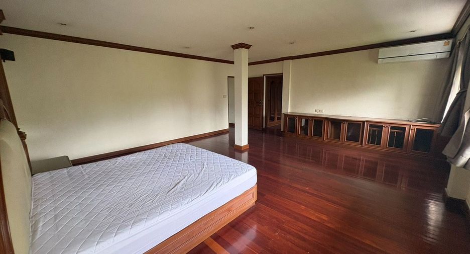 For rent 8 bedrooms townhouse in Watthana, Bangkok