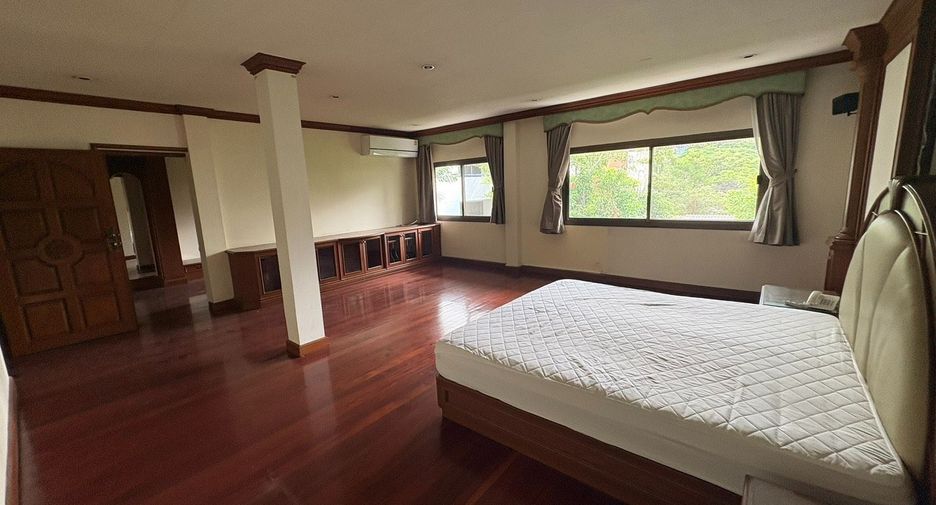For rent 8 bedrooms townhouse in Watthana, Bangkok