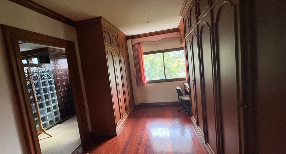 For rent 8 bedrooms townhouse in Watthana, Bangkok