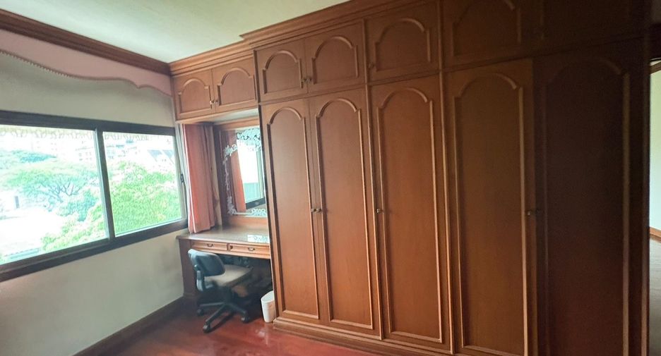 For rent 8 bedrooms townhouse in Watthana, Bangkok