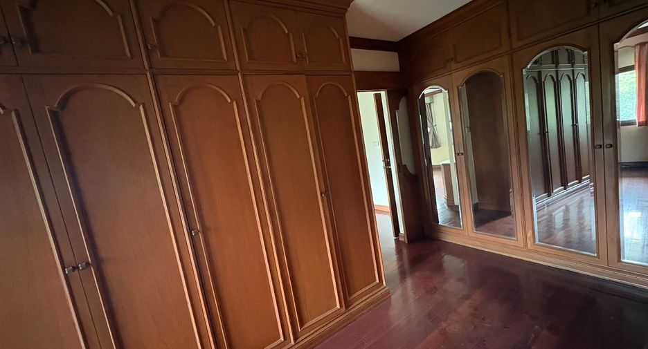 For rent 8 bedrooms townhouse in Watthana, Bangkok