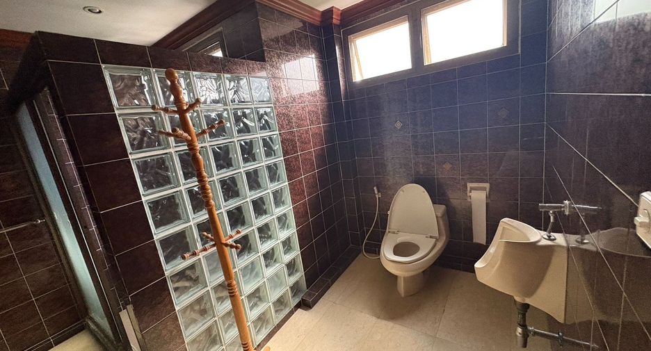 For rent 8 bedrooms townhouse in Watthana, Bangkok