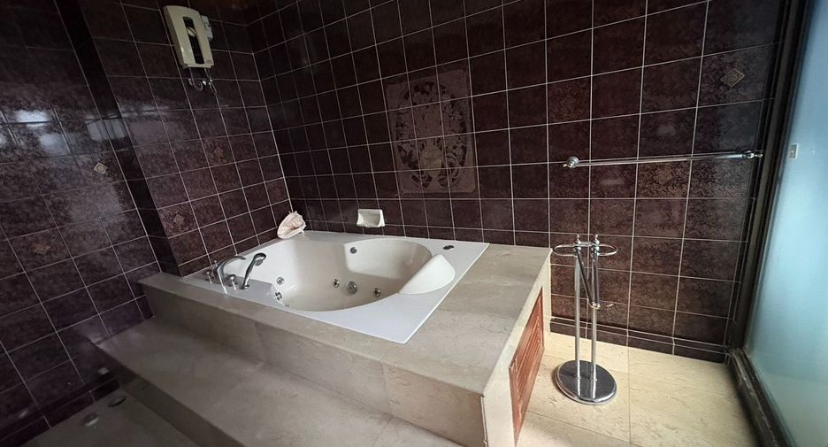 For rent 8 bedrooms townhouse in Watthana, Bangkok