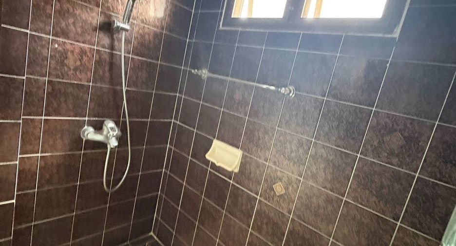 For rent 8 bedrooms townhouse in Watthana, Bangkok
