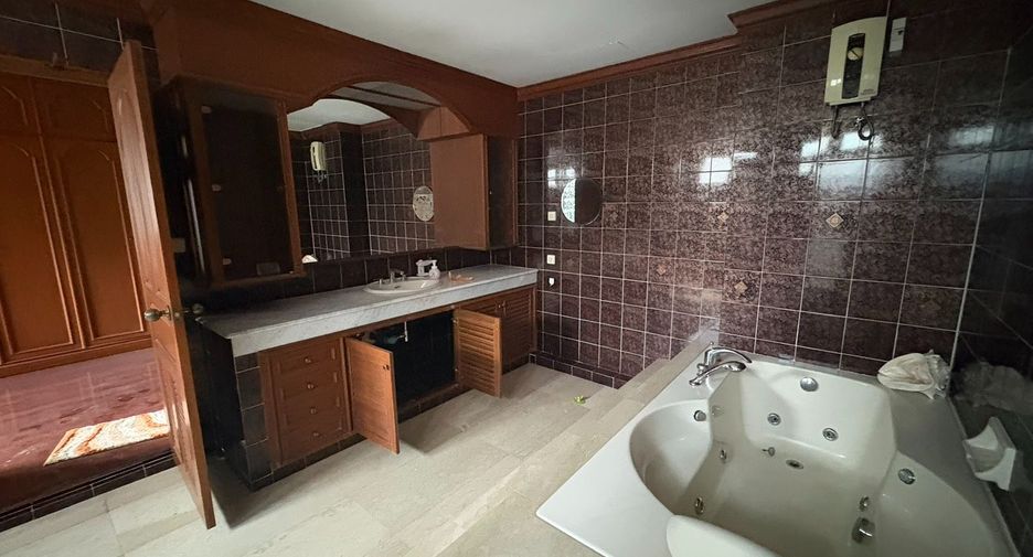 For rent 8 bedrooms townhouse in Watthana, Bangkok