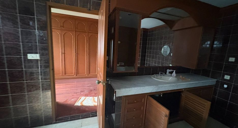 For rent 8 bedrooms townhouse in Watthana, Bangkok