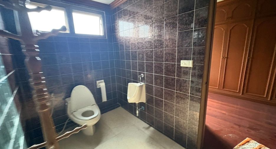 For rent 8 bedrooms townhouse in Watthana, Bangkok
