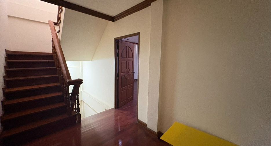 For rent 8 bedrooms townhouse in Watthana, Bangkok