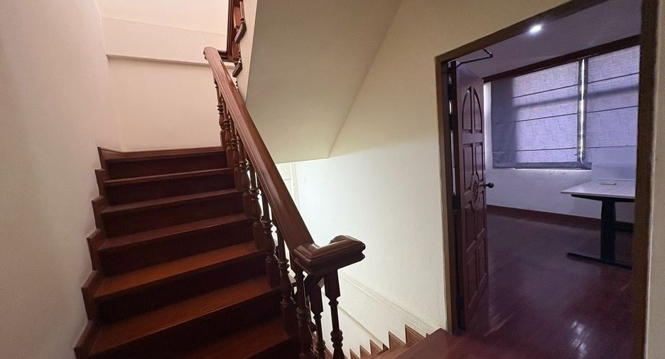 For rent 8 bedrooms townhouse in Watthana, Bangkok