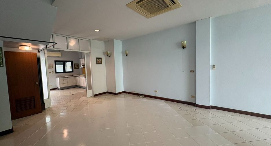 For rent 6 bedrooms townhouse in Watthana, Bangkok