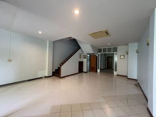 Casa adosada en alquiler de 6 habitaciones en Watthana, Bangkok