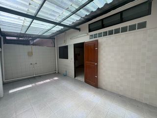 Casa adosada en alquiler de 6 habitaciones en Watthana, Bangkok