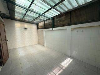Casa adosada en alquiler de 6 habitaciones en Watthana, Bangkok