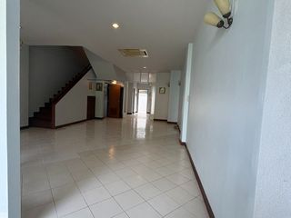 Casa adosada en alquiler de 6 habitaciones en Watthana, Bangkok