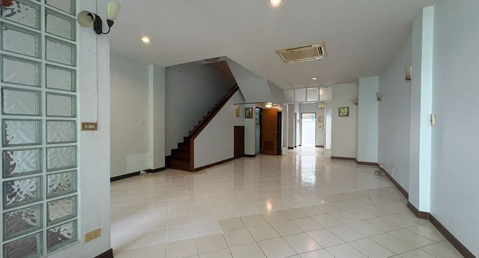 For rent 6 bedrooms townhouse in Watthana, Bangkok