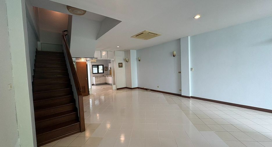 For rent 6 bedrooms townhouse in Watthana, Bangkok
