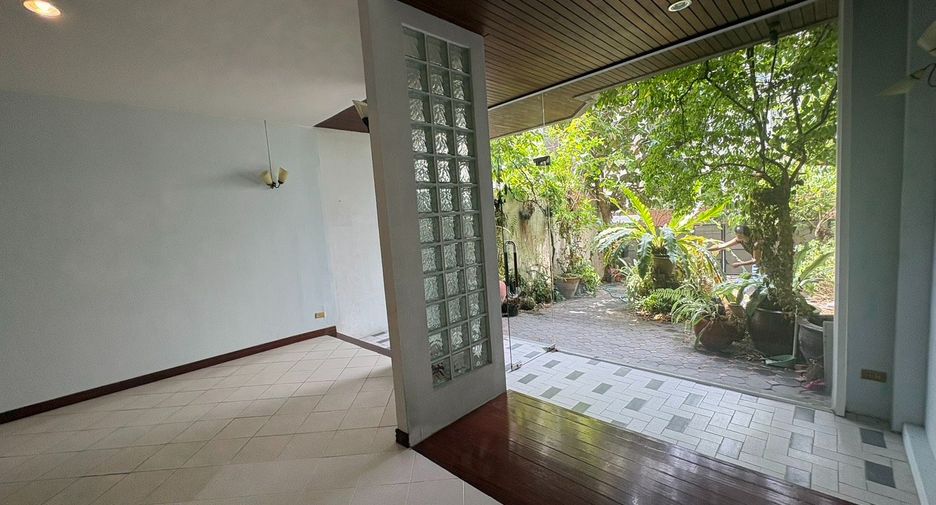 For rent 6 bedrooms townhouse in Watthana, Bangkok